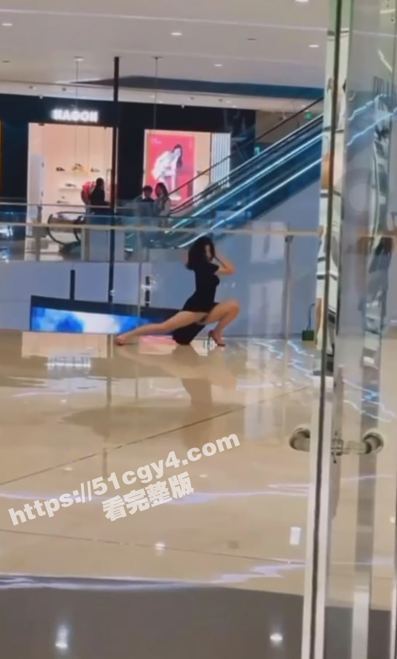 黑裙小姐姐商场跳舞劈相关图片