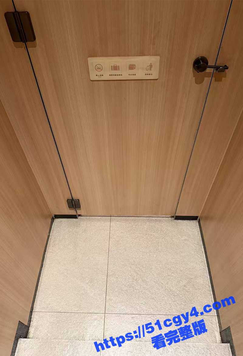 深圳布吉 万象汇 男保洁偷窥女厕所当场被抓 厕所门下惊现男脸 场面惊悚堪比恐怖片