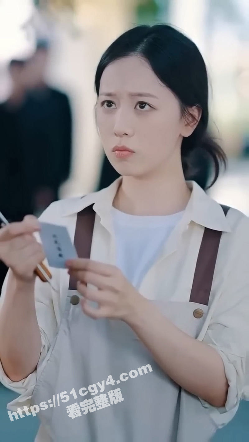 每日短剧《我竟是千金大小姐》女孩摆摊十年 突然被总裁拉着去闪婚 原来她竟是首富失散多年的亲孙女？