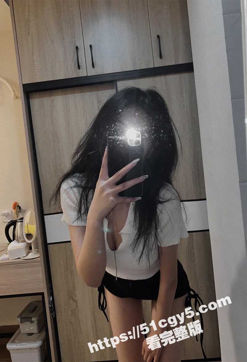 高颜值美女疯狂舔屌 相关图片