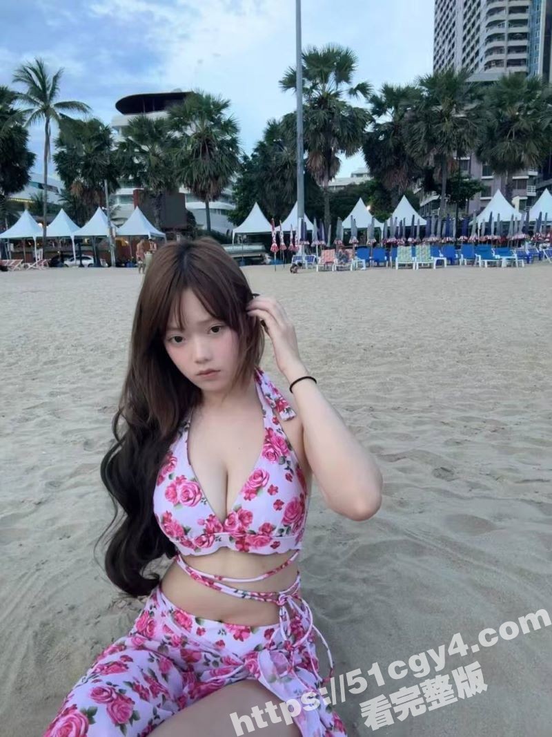 反差母狗学生妹被爆不雅视频 丰满圆润巨乳被不断柔搓 网调下展示不同骚姿 浪到爆炸！