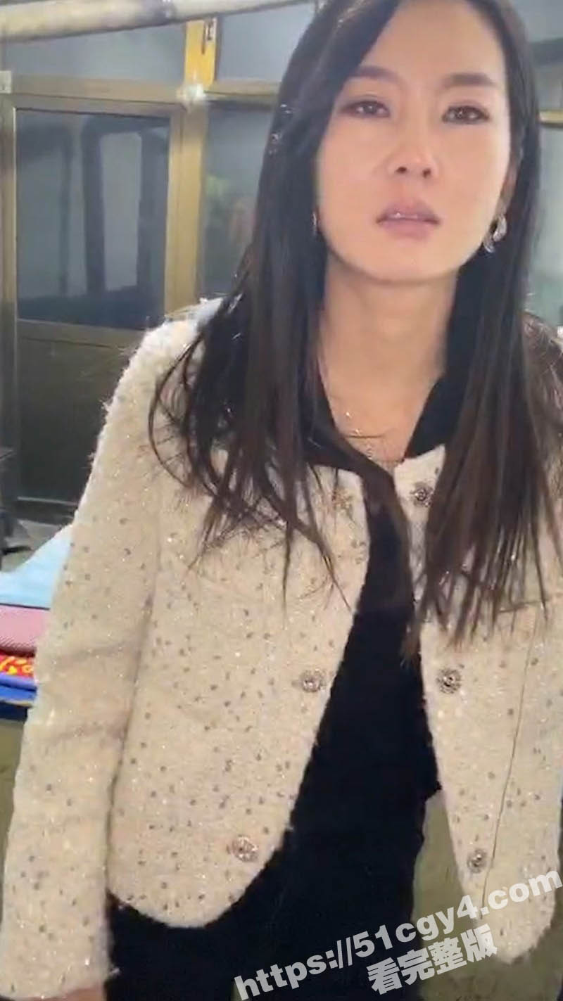 两女PK惩罚被主人把嘴缝在一起 过程居然毫无反抗 钢针刺进嘴巴看着都痛 不说还以为是缅北园区新惩罚呢！