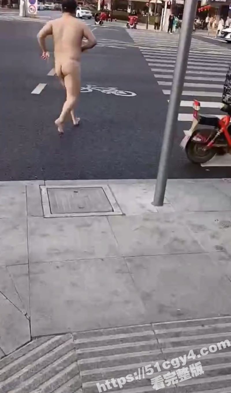 白胖裸男大街上全裸露出 在斑马线上向路人磕头 吓得车辆纷纷避让 这难道也是主人的任务？