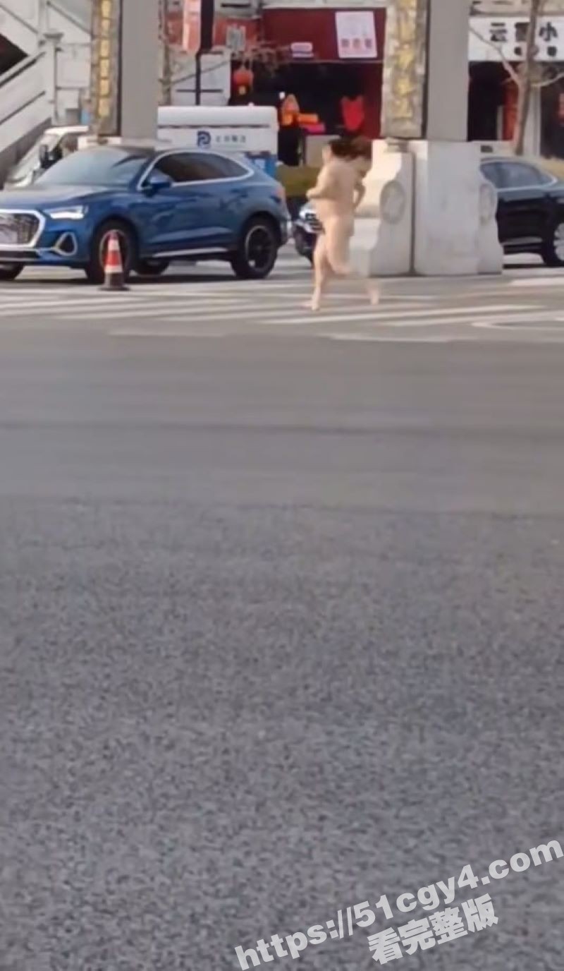 白胖裸男大街上全裸露相关图片