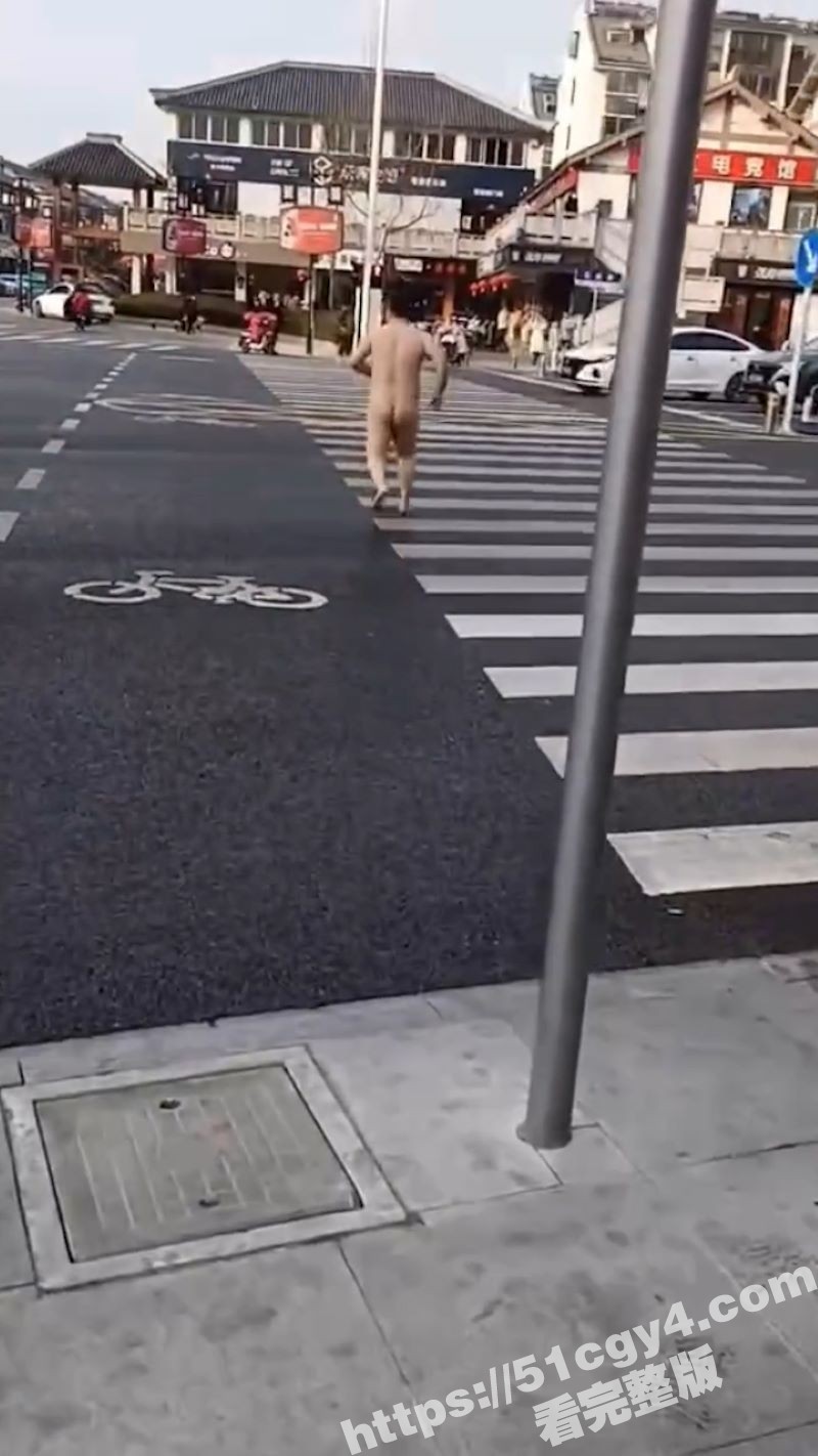白胖裸男大街上全裸露相关图片