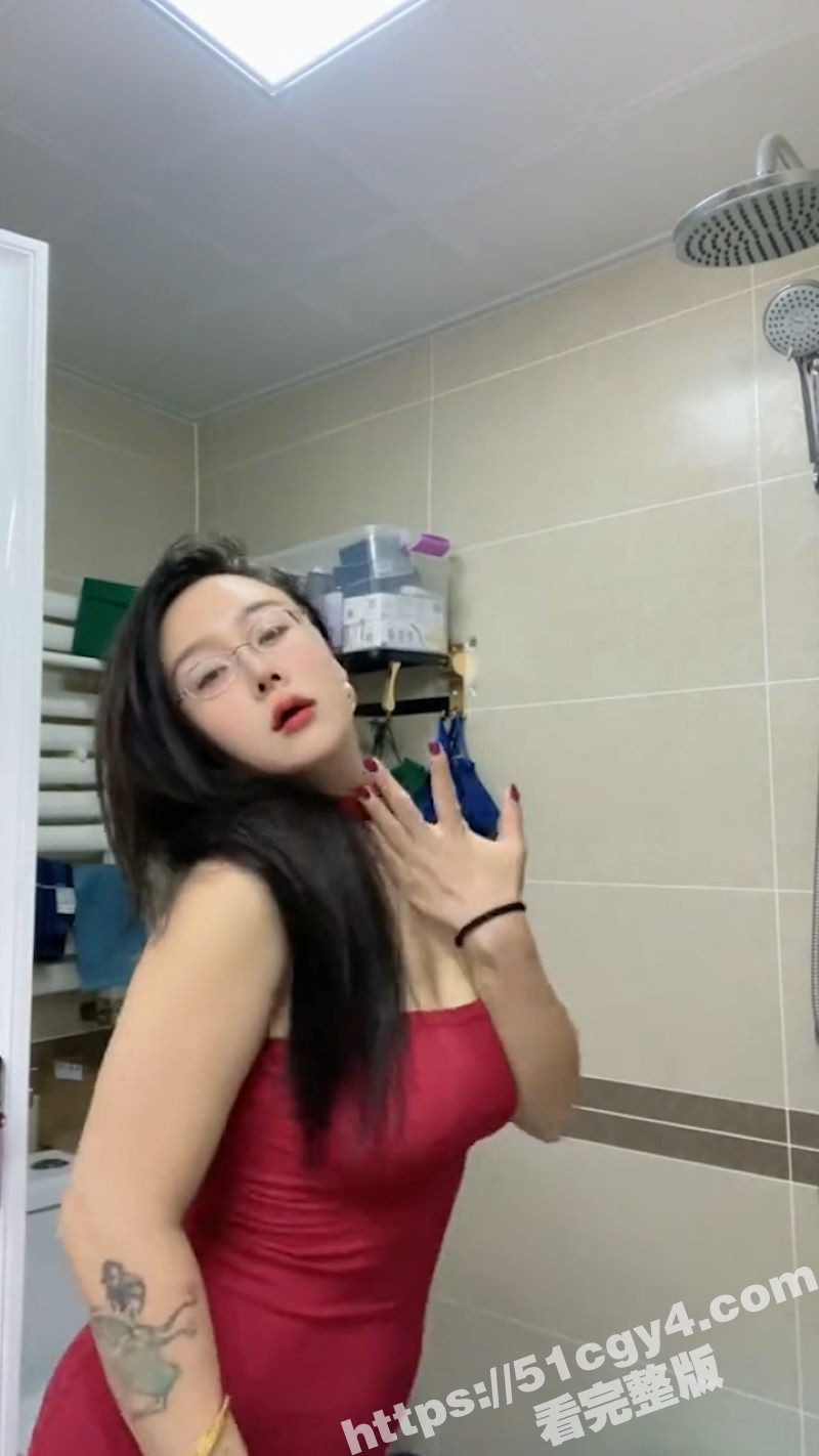 抖音眼镜反差婊 是诗相关图片