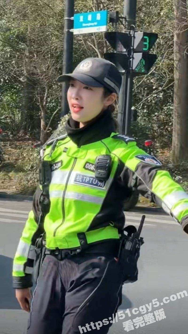 杭州西湖网红兔子警官 李语蔚 竟被网友撞倒搭讪 最后救护车担架抬走！