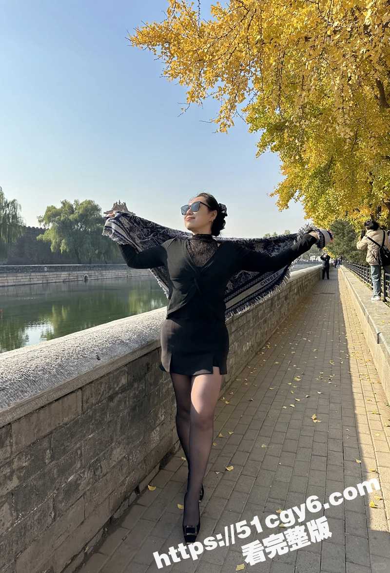 路人偷拍公园大爷嫖娼相关图片
