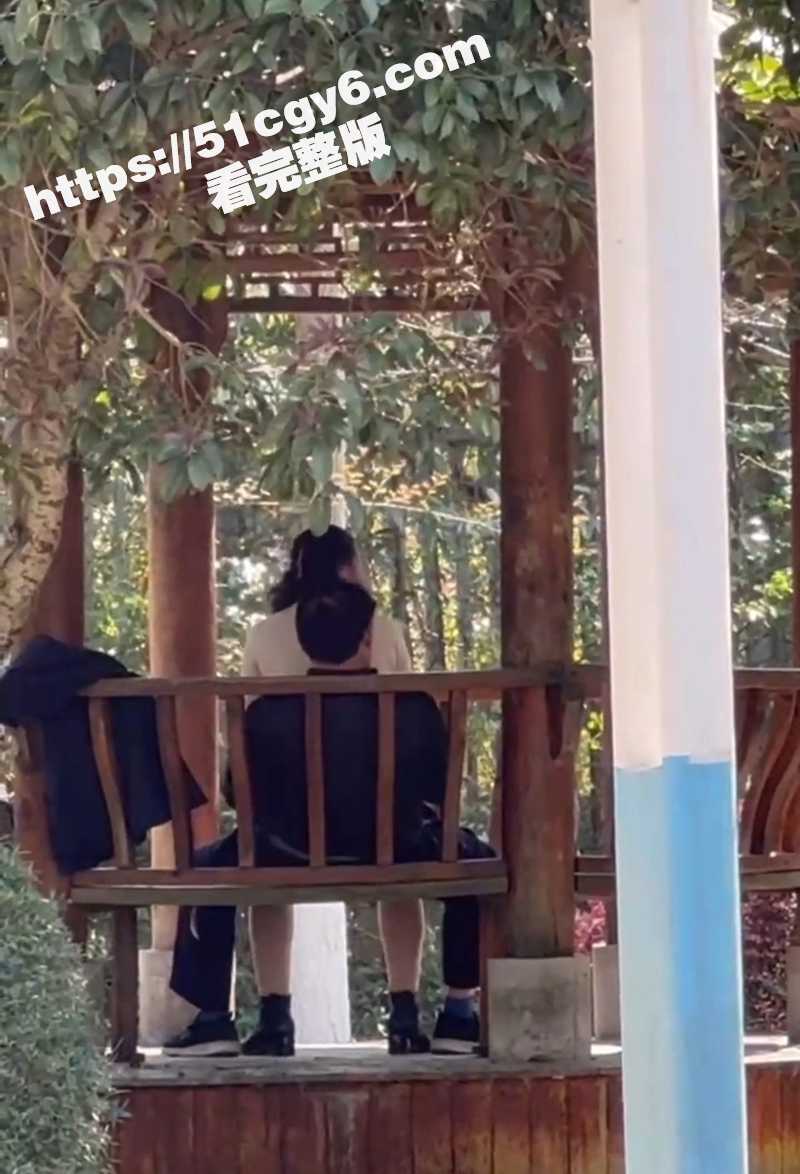 路人偷拍公园大爷嫖娼相关图片