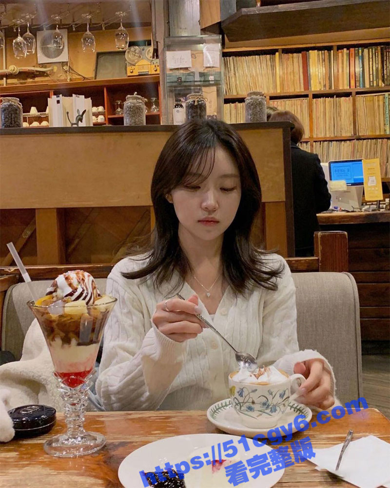 韩国极品瑜伽讲师 被小哥拉下海 玲珑小奶紧致菊花遭暴力吮吸 爽的妹子直翻白眼！