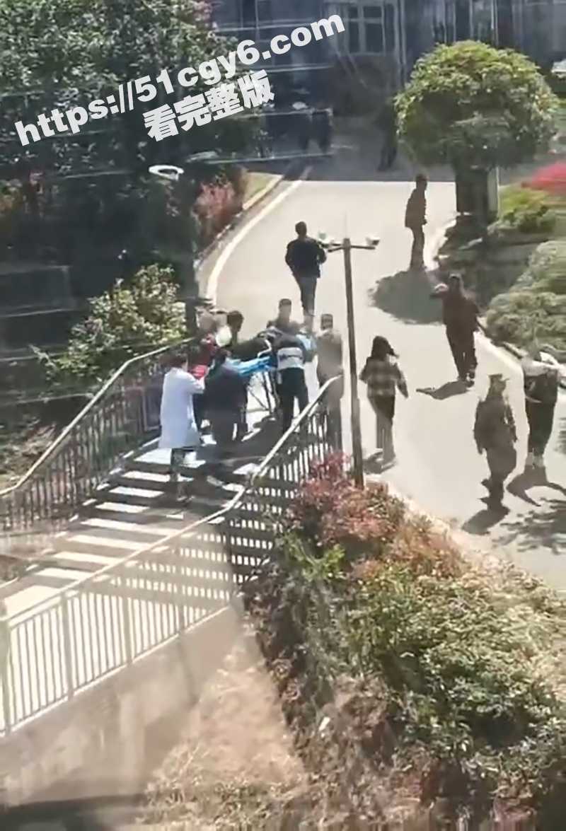 惊爆荒淫大瓜 重庆璧山校花被4男教室群P干晕 送医救治现场视频曝光 震惊全网