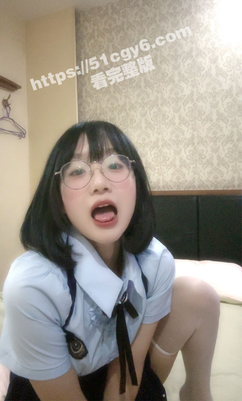 极品反差眼镜妹 可爱甜美大长腿 喜欢翻白眼吐舌剪刀手阿黑颜 各种情趣装发骚自拍流出