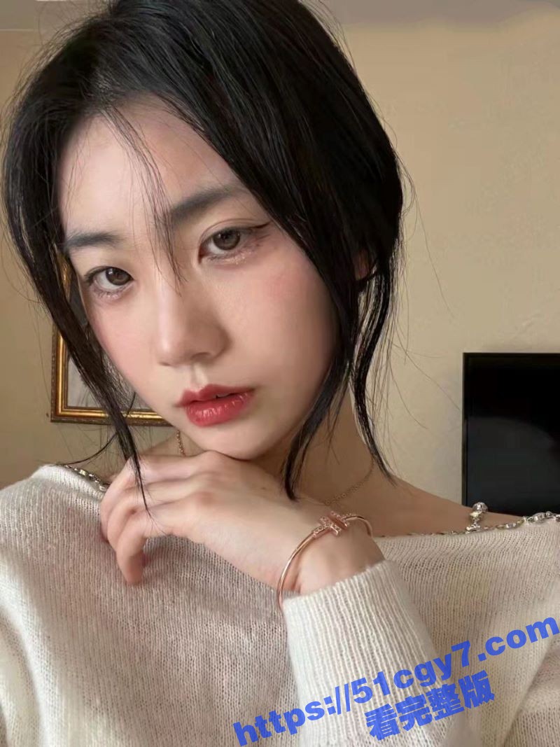 反差大学生被富二代调教视频曝光 全裸露脸自怕展示母狗属性 假屌口交自慰淫水四溢！
