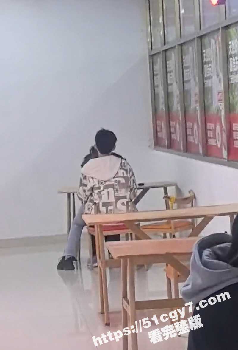 大学食堂惊现野战小情相关图片