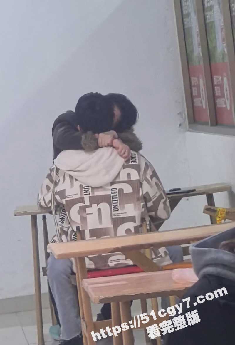 大学食堂惊现野战小情相关图片