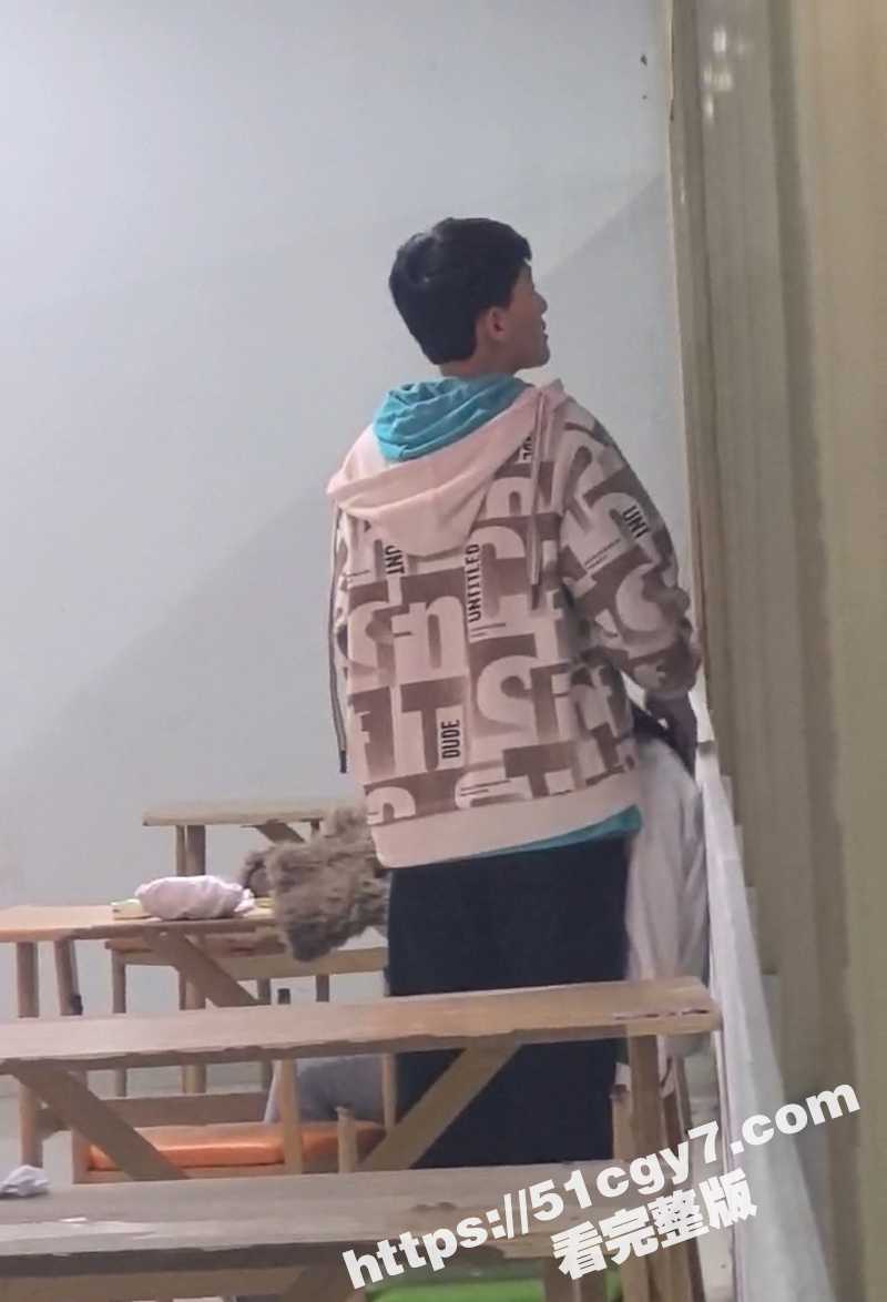大学食堂惊现野战小情侣 当众摸奶骑乘做爱炸裂举动看呆众人 年轻真好随地都是炮楼！