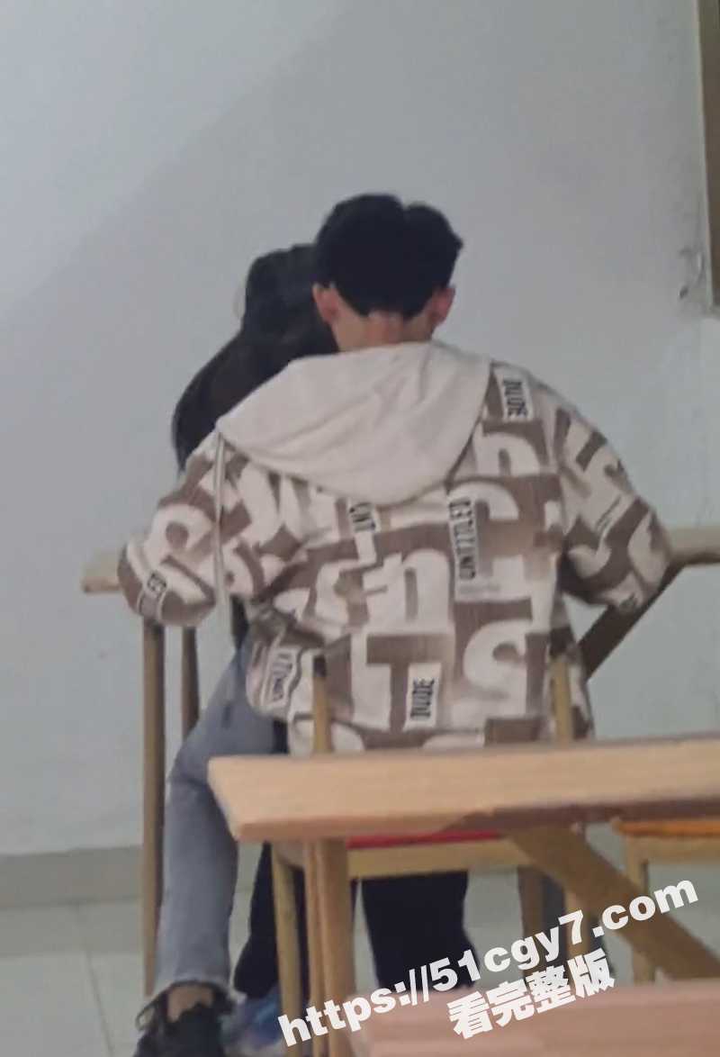 大学食堂惊现野战小情相关图片