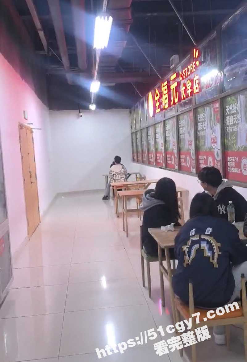 大学食堂惊现野战小情相关图片