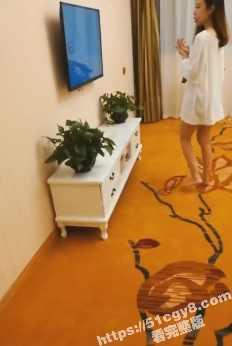 极品美少妇出轨视频曝光 老公出差寂寞难耐 以修电视的名义勾引维修师傅 被按在床上打桩爆操！