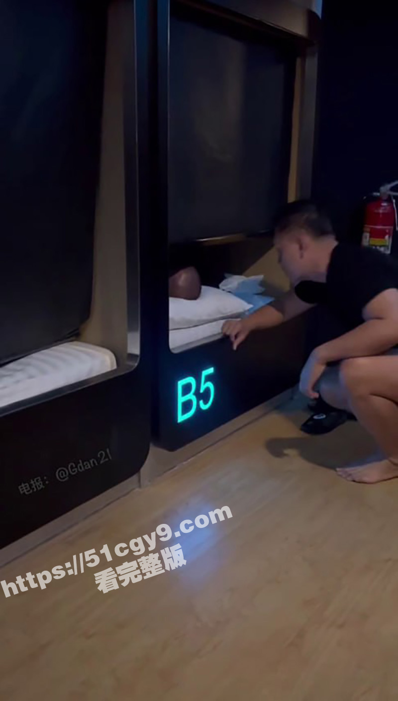 成都胶囊青旅男同大战相关图片