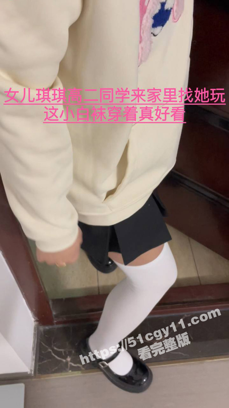 海角乱伦大神 我是奶气草莓 女儿闺蜜被迷晕 女儿琪琪在旁边睡 我插她闺蜜骚逼！