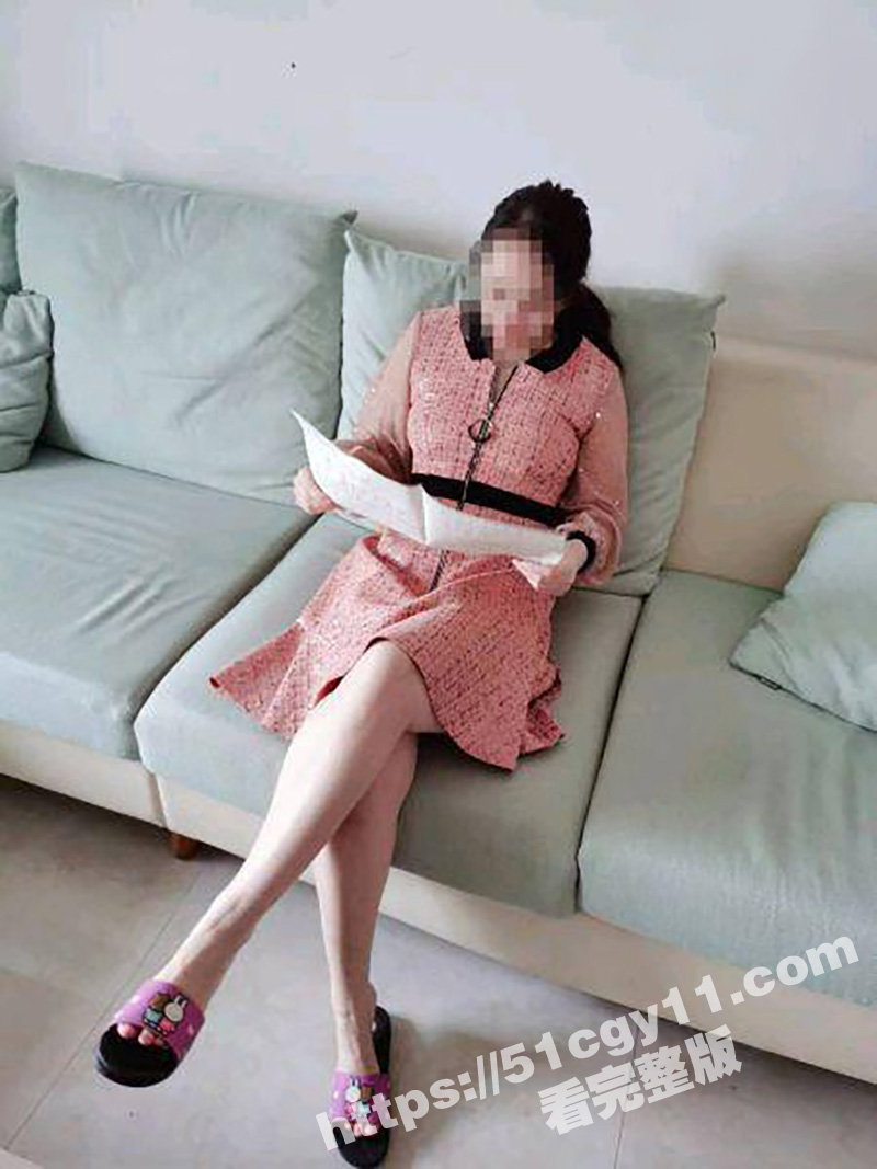 海角乱伦大神 一个脚印花 老妈坐在我身上自己动真的太爽了 今天是我和老妈做的最爽的一次！