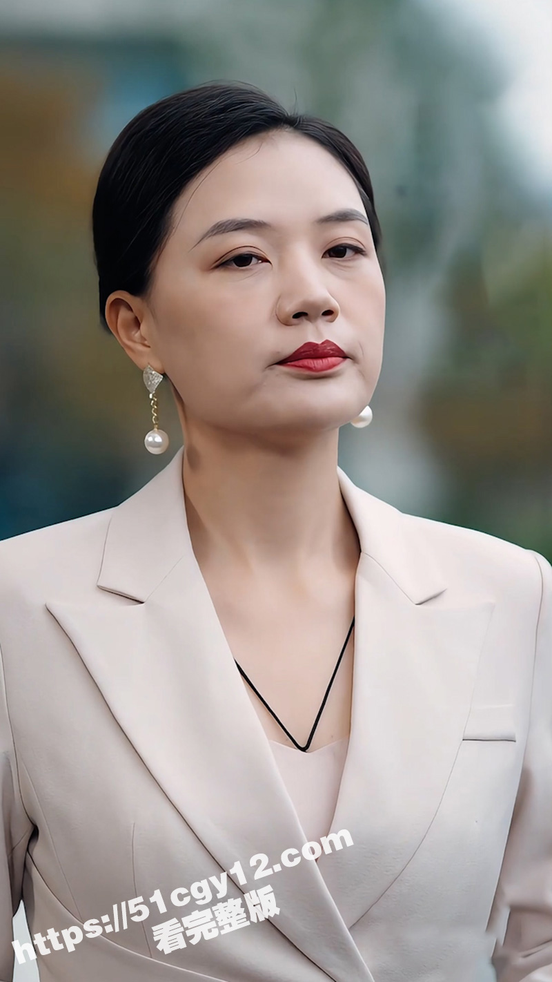 每日短剧《歧路兄弟》一场大火让一起长大的兄弟失去母亲 却意外发现大哥竟然是顾氏集团女总裁失散多年的儿子！