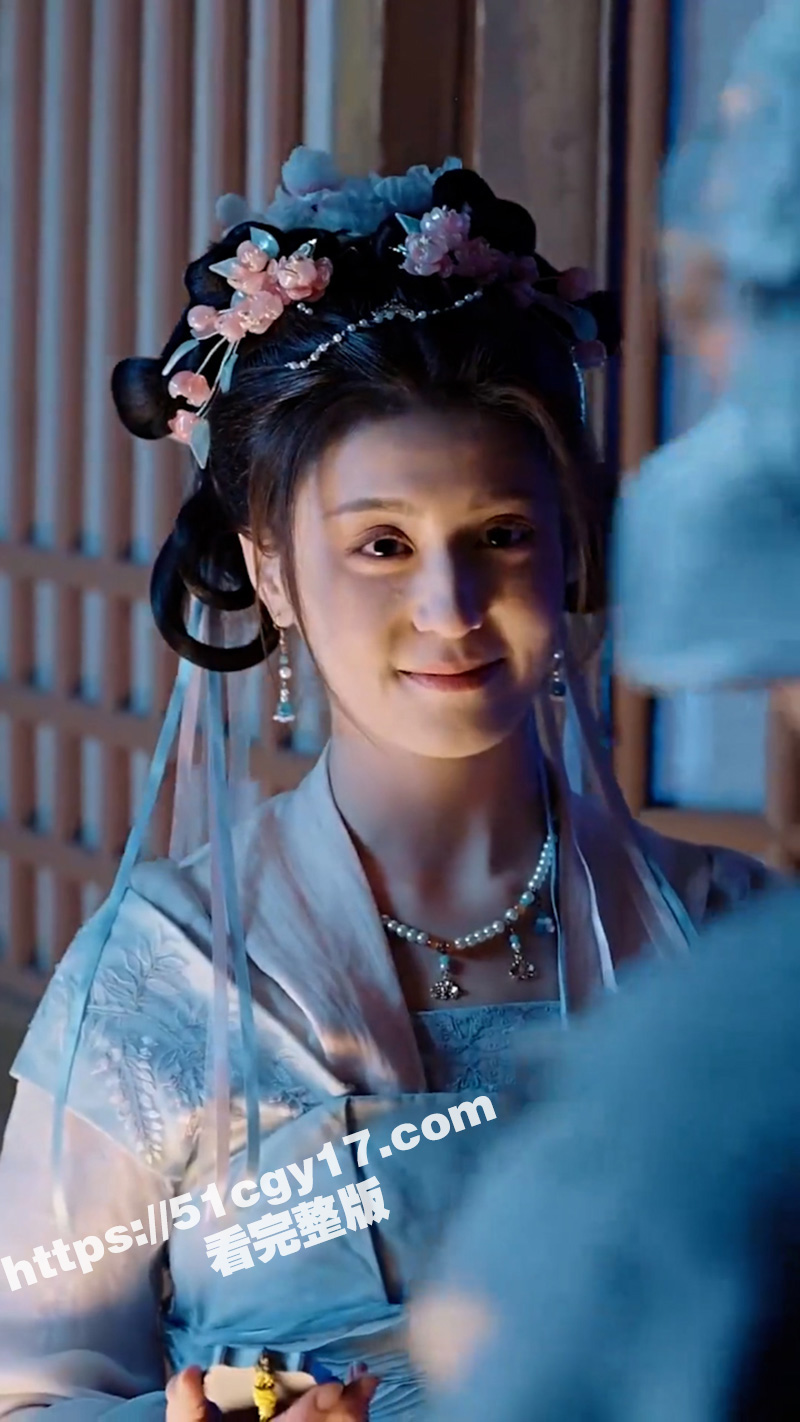 每日短剧《我在女尊王朝当卧底》寒夜宫墙下秦铭蜷缩着换上太监服 这个全民猎杀穿越者的世界里 皇宫成了他最后的避难所！