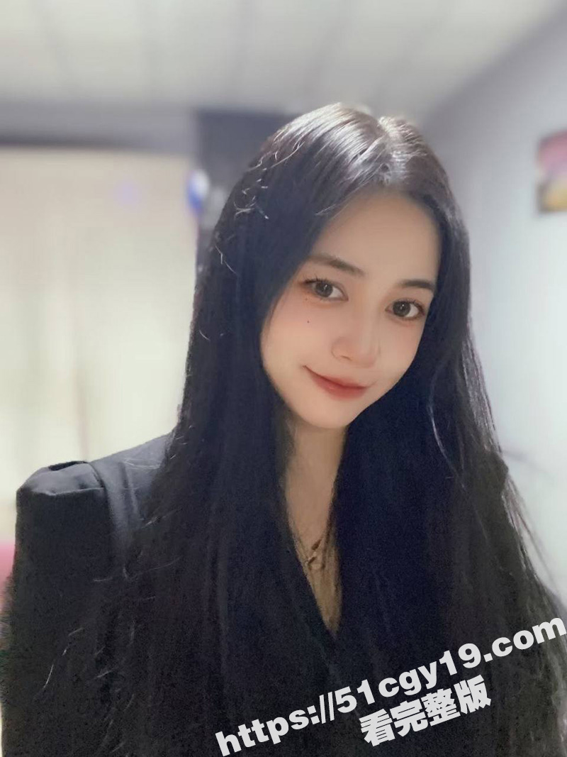 重庆财经学院反差母狗 夏兹热丽 刚破处就被拍下口爆颜射 干完还舔精自拍 真是骚极了！