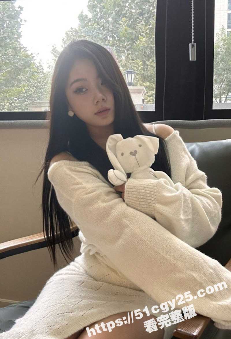 台湾巨乳纯妹 黄郁珊 被潜规则视频流出 酒店里被老板后入爆操 满脸享受表情淫荡至极！