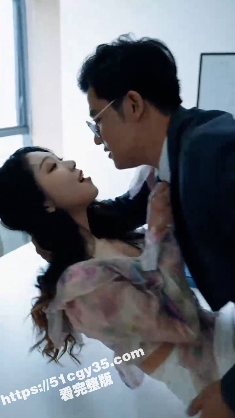 擦边短剧《贴身保安》女总裁老公偷情保安老婆 被发现后女总裁为报复竟委身小保安！