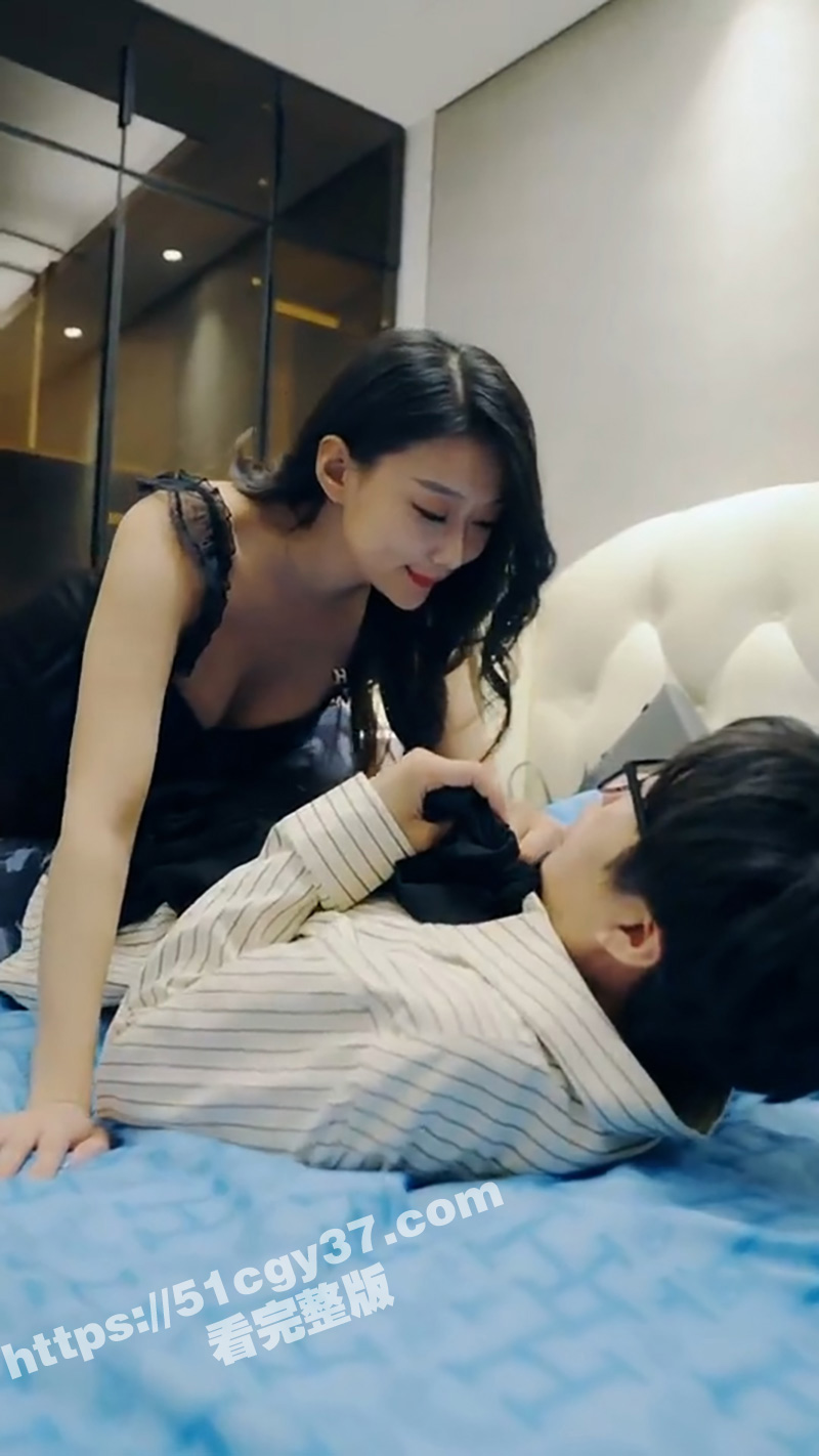 擦边短剧《我的美女室相关图片