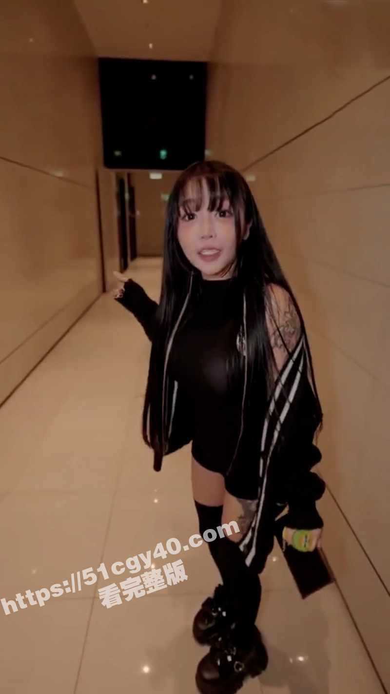 光头炮王 曾强 联手人气女优 苏樱花 演绎 春天来了 樱花女孩的腿也分开了 被光头大叔干到晕呼呼！