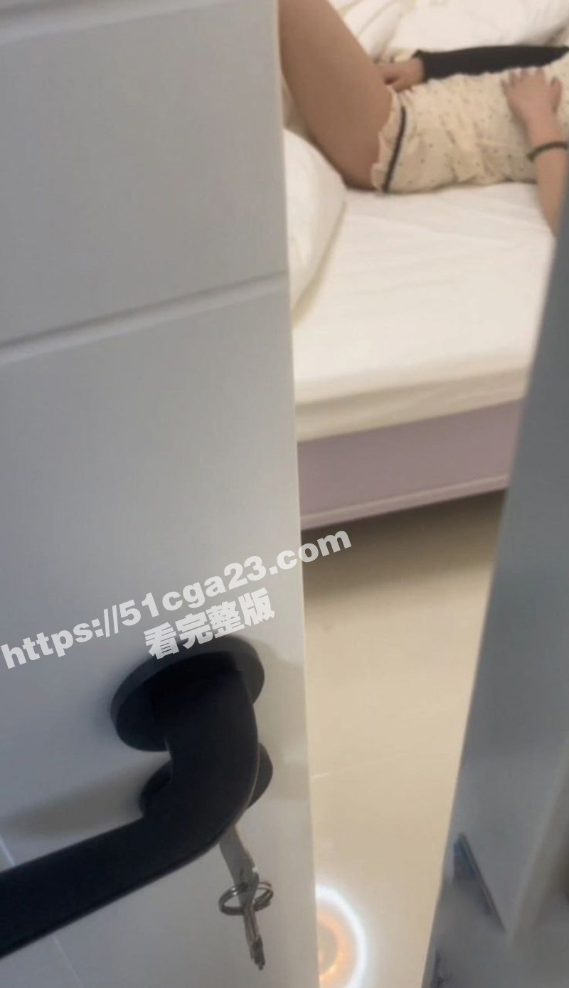 海角乱伦大神 我和妹妹的故事 看到我妹妹发情 我别无选择 只能亲自帮助扑灭火焰！
