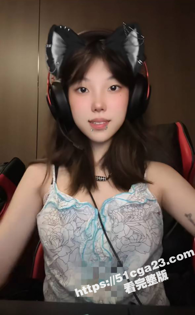 湖南软件技术职业技术大学 李思瑾 脚踏三只船翻车 网络聊骚约炮奔现男网友视频被曝光！